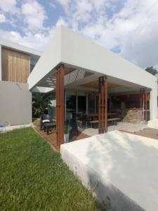 Tranquilidad plena y Termas. في فيلا إليسا: منزل حديث مع سقف أبيض