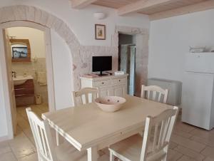 een keuken met een tafel en een kom erop bij DOMUS PRAETORIA in Alberobello