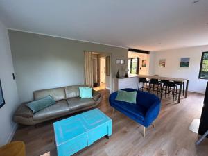 uma sala de estar com um sofá e uma mesa em Maison proche plages em Clohars-Fouesnant