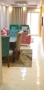 - un salon avec une table et des chaises dans l'établissement الاسكندريه خالد بن الوليد, à Alexandrie