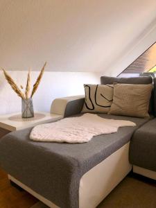 a living room with a couch and a table at Ferienwohnung Skandi in Bad Eilsen