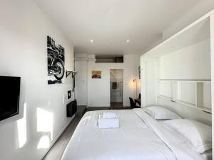 Ένα ή περισσότερα κρεβάτια σε δωμάτιο στο Cosy appart Perrin 1