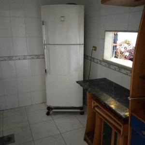 einen weißen Kühlschrank in einer Küche mit Fenster in der Unterkunft الاسكندريه خالد بن الوليد in Alexandria