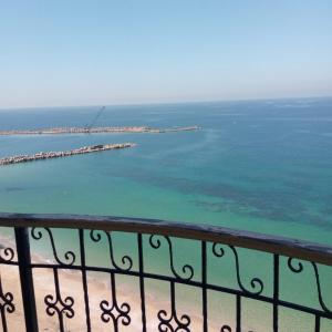 einen Balkon mit Meerblick in der Unterkunft الاسكندريه خالد بن الوليد in Alexandria