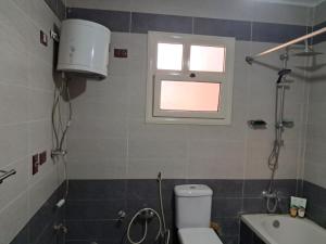 A bathroom at شقة مميزة جدا في قلب العاصمة قريبة من جميع الأماكن والخدمات