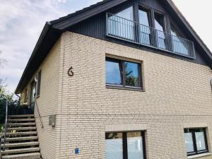 een bakstenen gebouw met een balkon erboven bij Ferienwohnung Skandi in Bad Eilsen