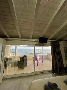 a bedroom with a view of the beach at HOLIDAY HOME AURORABIO- locazione turistica breve in Tre Fontane