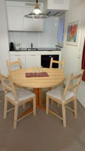 アローザにあるParadies 104の木製テーブルと椅子2脚付きのキッチン