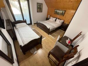 an overhead view of a bedroom with two beds at Pensiunea Eugenia in Bran