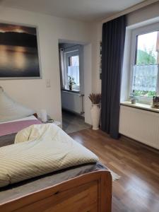 ネッセルヴェングレにあるFerienhaus Gertrudのベッドルーム1室(ベッド1台、窓2つ付)