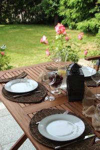 una mesa de madera con platos y copas de vino. en Ferienhaus Dorit & Rüdiger Fahl, en Klocksdorf