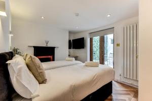 Postel nebo postele na pokoji v ubytování Spacious Brighton Home 2 Ensuites, Weekly & Monthly Stays-Marine LGF