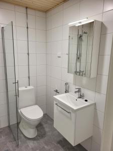 Bilik mandi di Yksiö Sarvvikissa