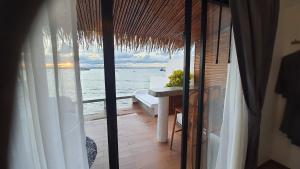 um quarto com vista para o oceano a partir de uma varanda em บ้านมัจฉา em Ko Larn