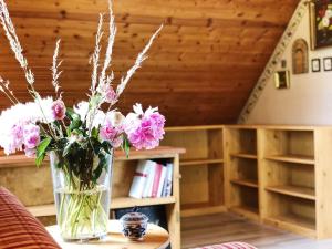 un jarrón de flores sentado en una mesa en una habitación en Gästehaus im Garten en Zeitlofs