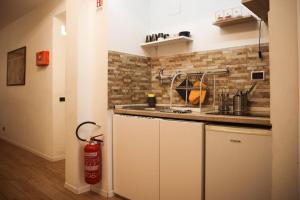 a kitchen with a counter and a fire extinguisher at 450mt to Basilica S.Pietro in Rome