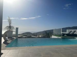 - une piscine avec vue sur les montagnes dans l'établissement Los Roquitos, à El Paso