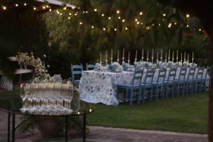 GiunganoにあるCountry House Feliciaの長いテーブル(青い椅子、キャンドル付) +73枚の写真