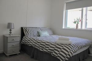 uma cama com duas almofadas e uma janela num quarto em 2 BEDROOM The White House em Cahersiveen