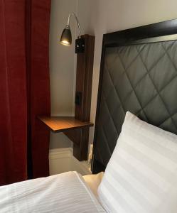 Postel nebo postele na pokoji v ubytování Unique Hotel Jungfrugatan