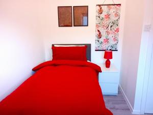 Een bed of bedden in een kamer bij Stourbridge - Dudley - Luxurious 5 Beds - DY2 - Long Stay for Contractors & Families