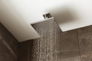 eine Dusche im Bad mit Wasserfall in der Unterkunft HIDEOUT Hotel in Hull