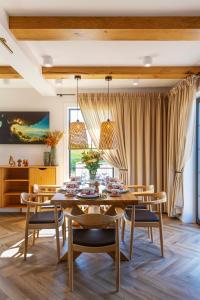 a dining room with a table and chairs at Lisie Sprawki in Bebło