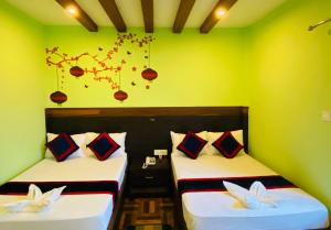 Llit o llits en una habitació de The Lumbini Hotel