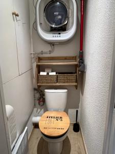 een kleine badkamer met een toilet en een televisie bij Le Solaret 1 4-6 person in Aime La Plagne