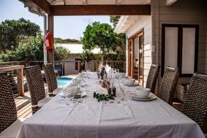 una mesa con un mantel blanco en el patio en The View @ Santa Maria, en Santa Maria