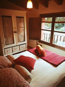 ein Schlafzimmer mit einem Bett mit zwei Kissen darauf in der Unterkunft casa Berastegui, experiencia rural en el cidacos in Enciso