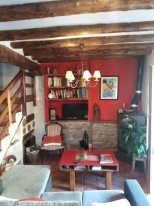 ein Wohnzimmer mit einem Sofa und einem Tisch in der Unterkunft casa Berastegui, experiencia rural en el cidacos in Enciso