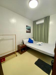 MyGuide Travellers Inn في كورون: غرفة نوم بسرير كبير ونافذة