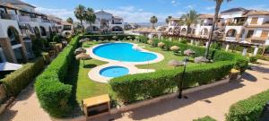 eine Luftaufnahme eines Resorts mit Swimmingpool in der Unterkunft Homes of Spain, Al Andalus Residencial Apartamento P bajo con WIFI in Playas de Vera