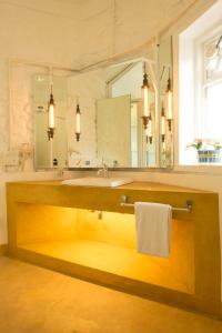 The Tamarind Hotel - A Boutique Heritage Stay, Anjuna - Goa的一间浴室