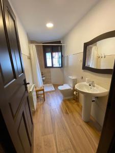 een badkamer met een wastafel en een toilet bij El Mirador del Chorrillo in Olmeda de las Fuentes