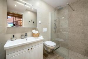 een badkamer met een douche, een toilet en een wastafel bij Stella Marina Deluxe Apartment in Poreč +34 foto's