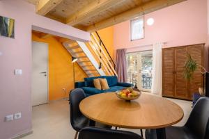 een woonkamer met een tafel en een blauwe bank bij Stella Marina Deluxe Apartment in Poreč