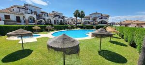 Bazén v ubytovaní Homes of Spain, Al Andalus Residencial JA Apartamento bajo en frente piscina, WIFI alebo v jeho blízkosti