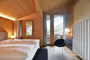 Postel nebo postele na pokoji v ubytování Hotel Krone Lenk + 37 fotografií