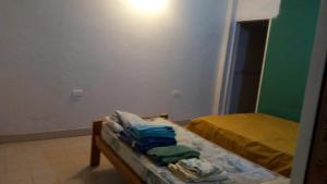 een kamer met 2 bedden en een tafel met handdoeken bij Casa planta baja en Faro Mogotes in Mar del Plata