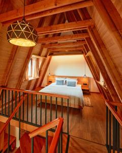 ein Schlafzimmer mit einem Bett im Dachgeschoss in der Unterkunft Aruna Bran in Bran