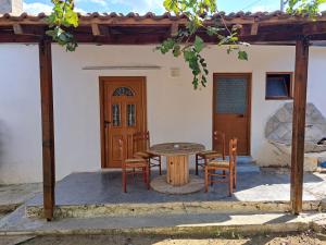 a table and chairs in front of a house at Denis's House in Gramsh