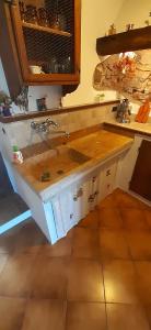 y baño con lavabo y encimera de madera. en Nicolas House, en Campiglia dʼOrcia