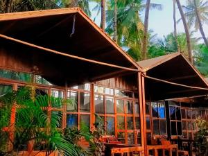 En hage utenfor CSF GARDEN HUTS