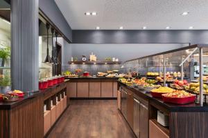 ein Buffet mit vielen verschiedenen Speisen in der Unterkunft Courtyard by Marriott Linz in Linz