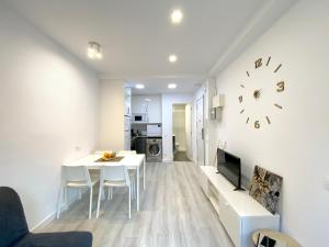 ロスピタレート・デ・リョブレガートにあるMarbarcelona Apartments Mas 11 bのリビングルーム(白いテーブル、壁掛け時計付)