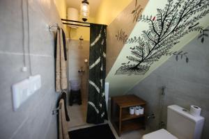 乌代浦Oolala - Your lake house in the center of Udaipur的带淋浴和卫生间的浴室