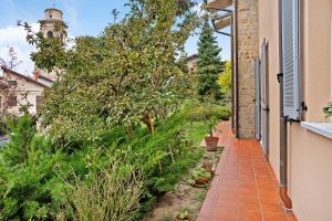 A garden outside Nigella Langhe Home