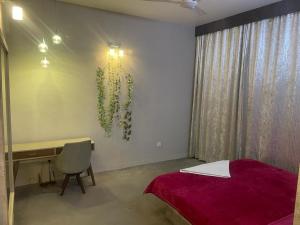 um quarto com uma cama, uma secretária e uma mesa em Royal Nest (AS) 3 BHK Suite em Pune